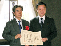 神奈川県庁にて松沢県知事より表彰状をいただきました
